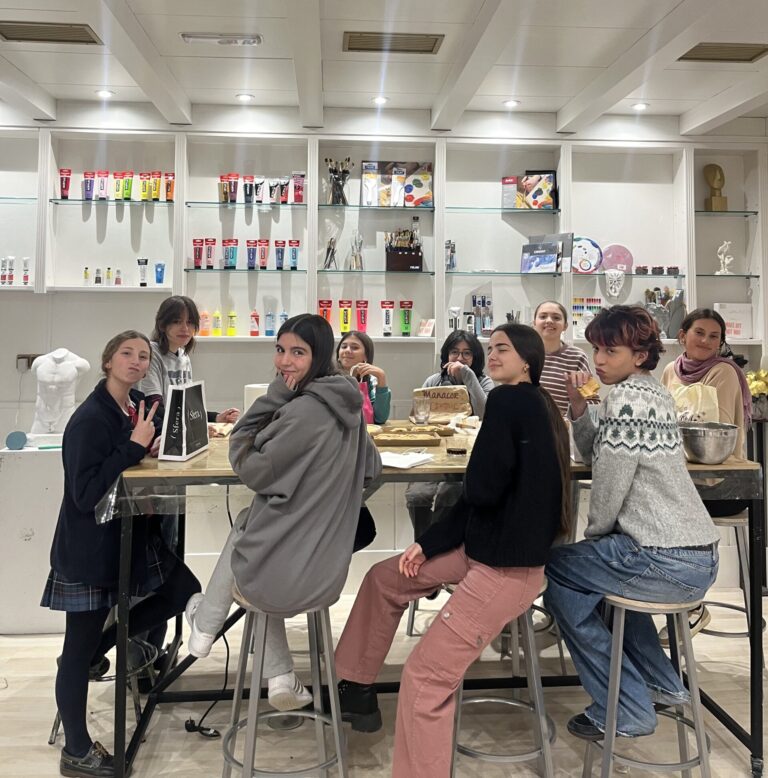 Encuentro de la clase de los jóvenes para compartir espacio y experiencias en comunidad dentro de la escuela de Espacio para el Arte.