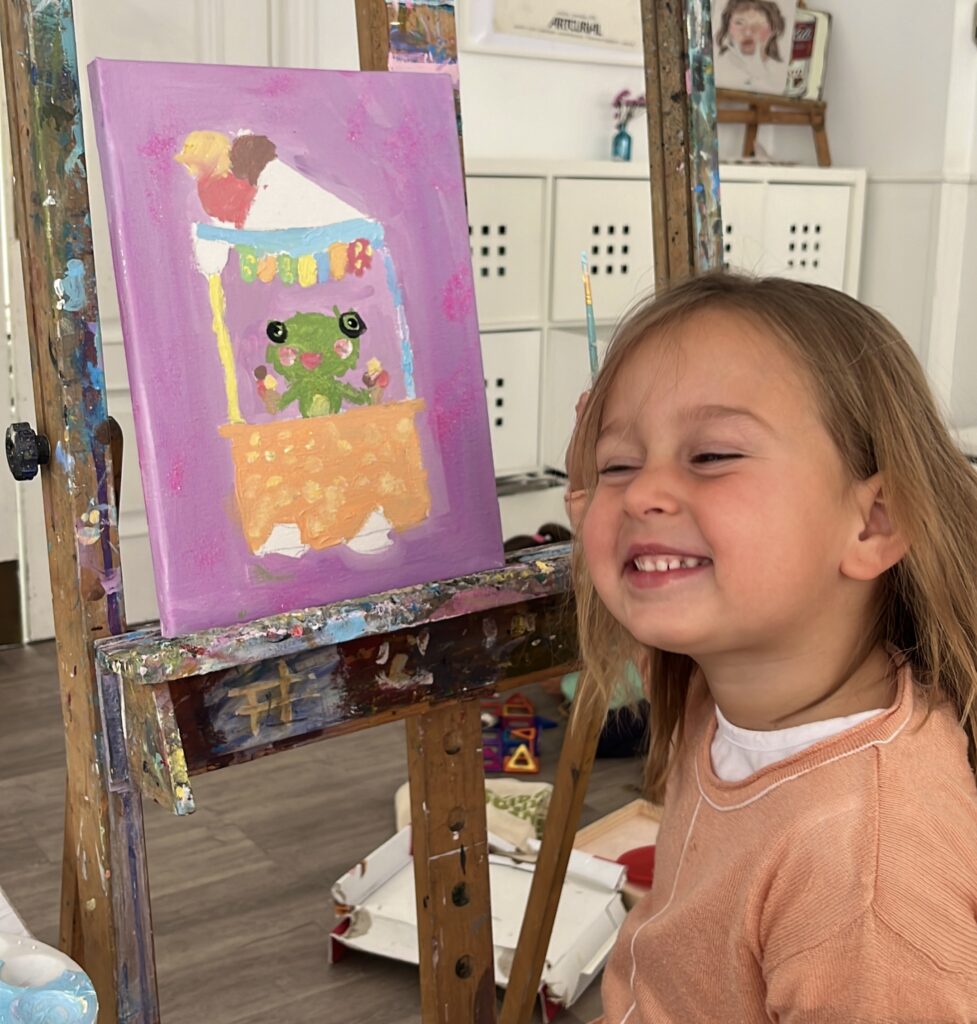 niña muy pequeña pintando un cuadro