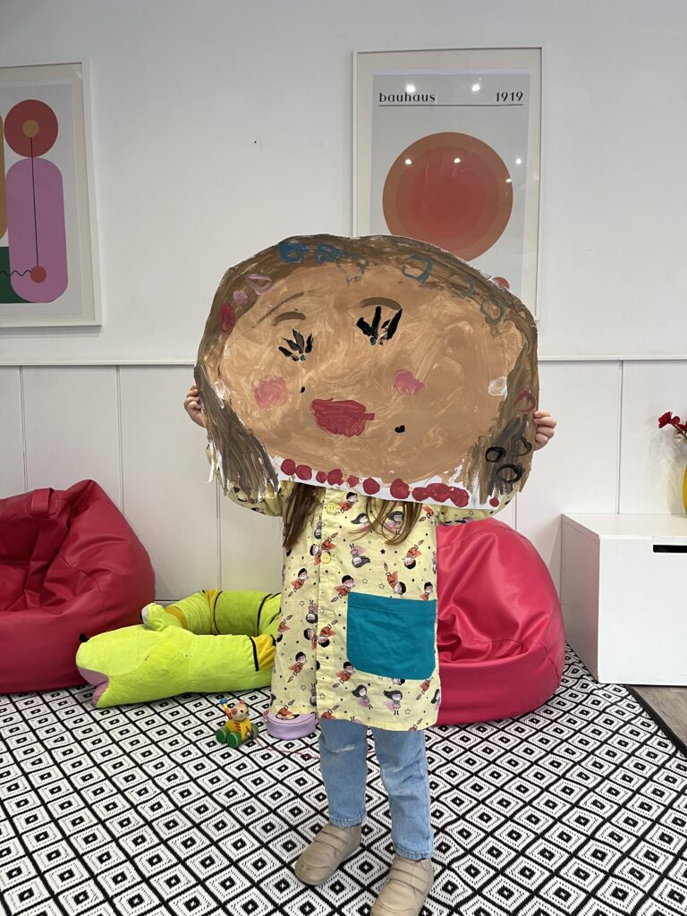 niña peque pintando y divirtiéndose en una escuela a de arte