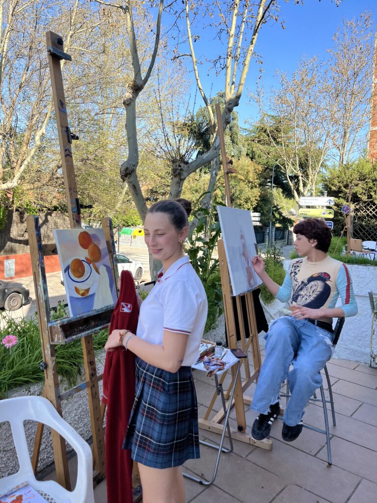 grupo de jovenes pintando en espacio creativo en exterior