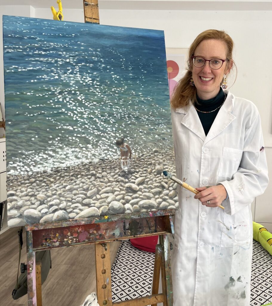 cuadro de un mar hecho por un alumno de clases de arte en un espacio muy luminoso