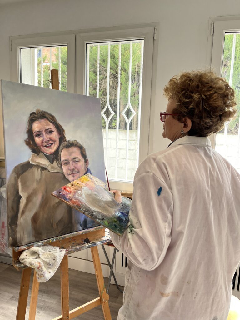 cuadro de un retrato realista hecho por una alumna de clases de arte en un espacio muy luminoso y bonito