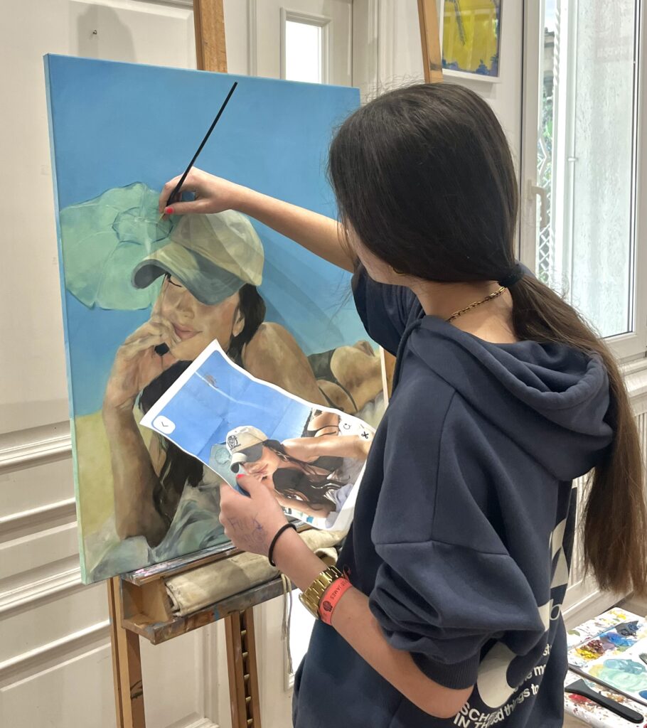 chica joven pintando en escuela de arte