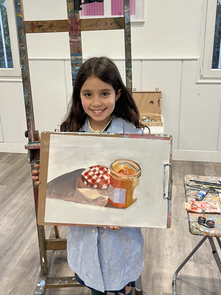 niña pequeña pintando un cuadro al óleo