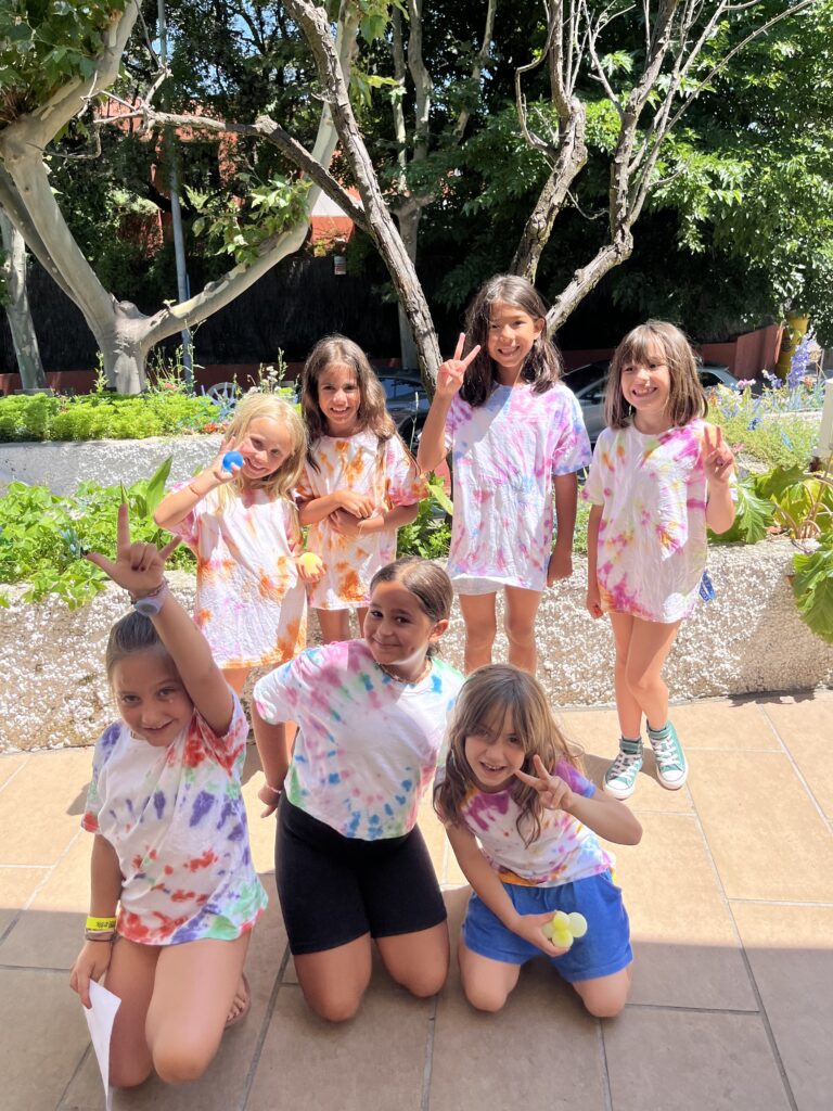 niñas en el campamento de verano con sus camisetas tie dye hechas por ellas