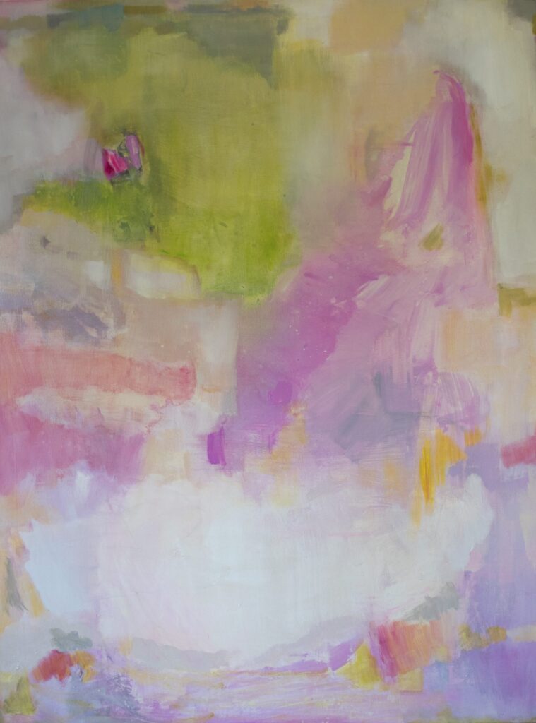 Obra abstracta en formato vertical llena de color. Predominan los colores rosas, lilas, verdes con toques de amarillo y gamas cromáticas derivadas.