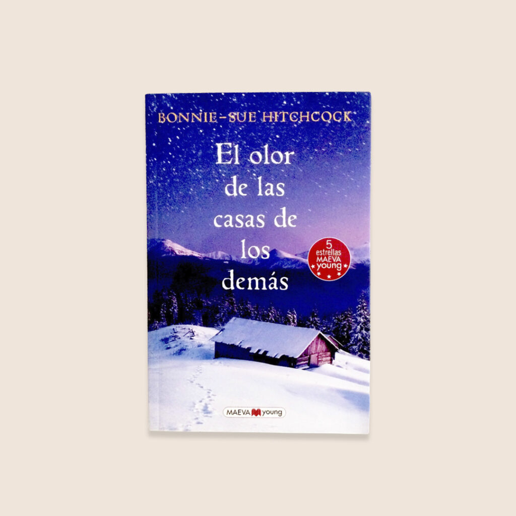 Libro El olor de las casas de los demás de Bonnie Sue-Hitchcock sobre fondo beige.